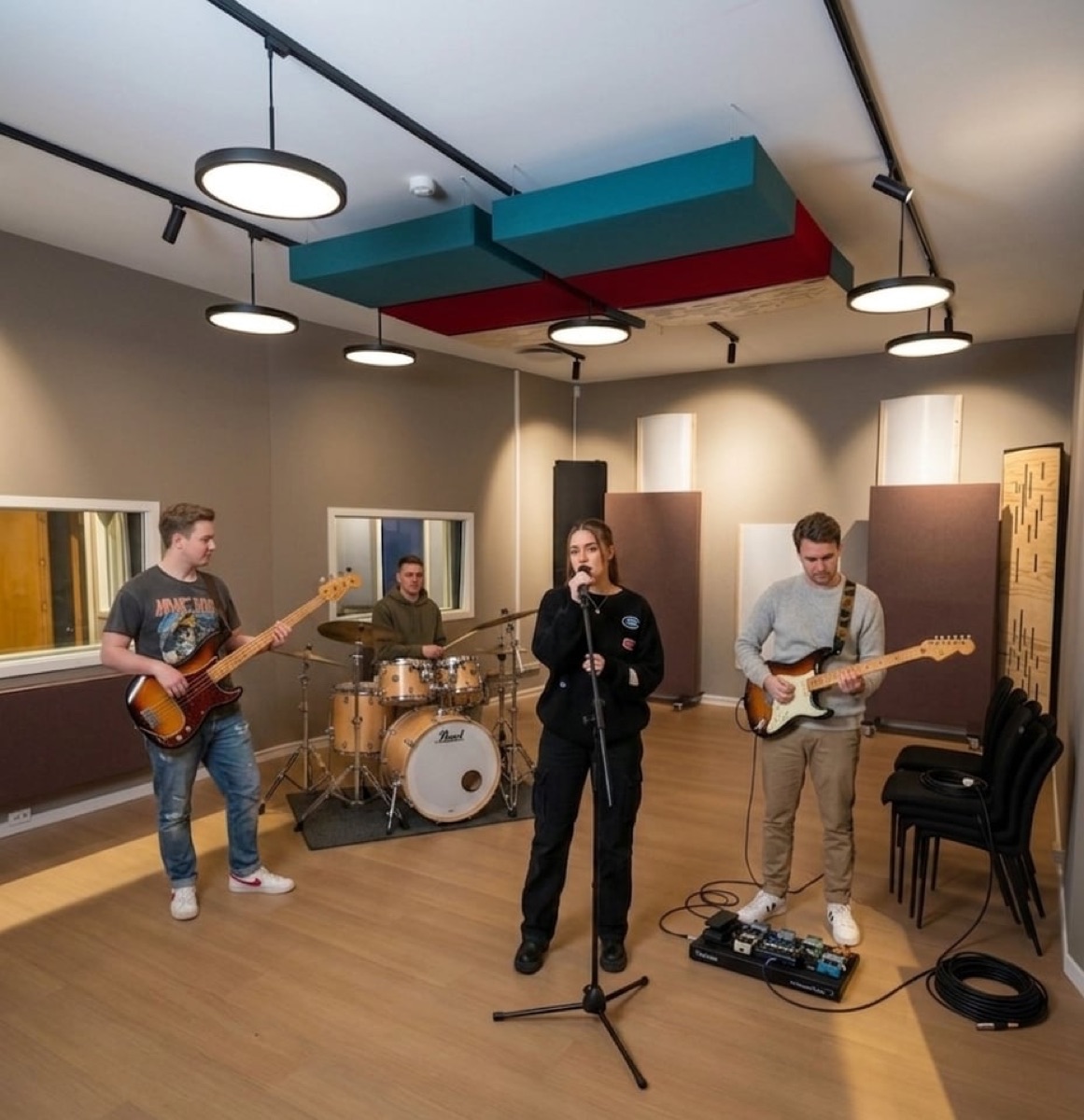 Band som spiller inn i hovedstudioet